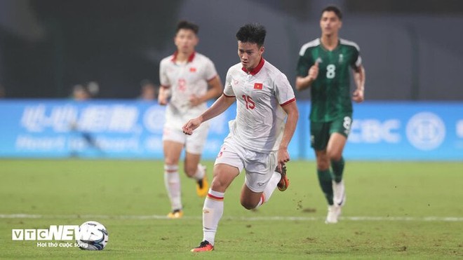 Olympic Việt Nam thất bại: Vì sao HLV Hoàng Anh Tuấn chọn cầu thủ U20 dự ASIAD? - Ảnh 1.