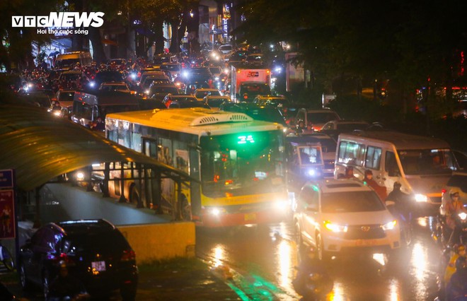 Mưa giờ tan tầm, đường phố H&agrave; Nội &ugrave;n tắc kh&ocirc;ng lối tho&aacute;t - Ảnh 7.