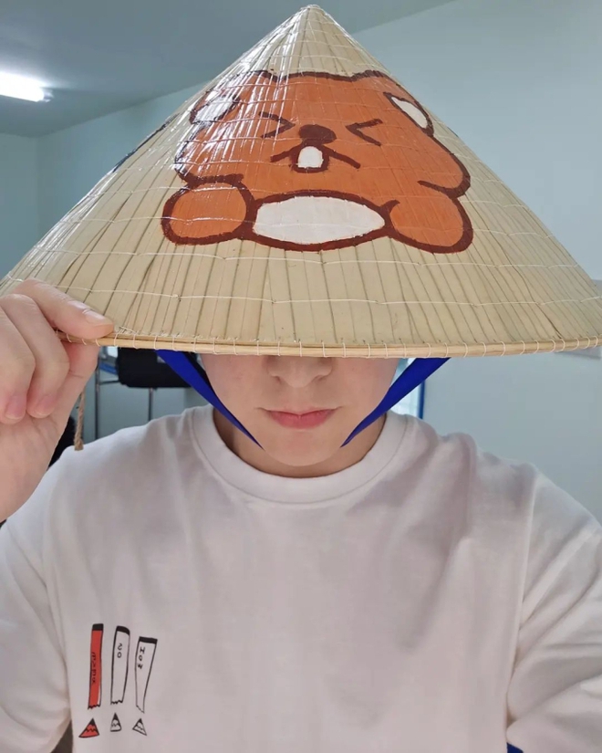 Vừa đến Việt Nam, Xiumin (EXO) đã khoe visual cưng xỉu trong chiếc nón lá fan tặng! - Ảnh 4.