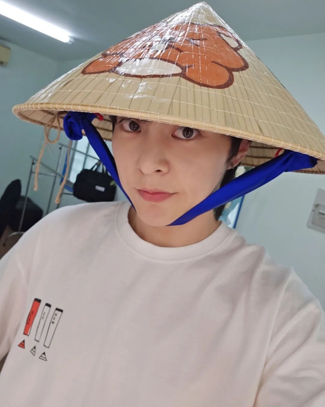 Vừa đến Việt Nam, Xiumin (EXO) đã khoe visual cưng xỉu trong chiếc nón lá fan tặng! - Ảnh 3.