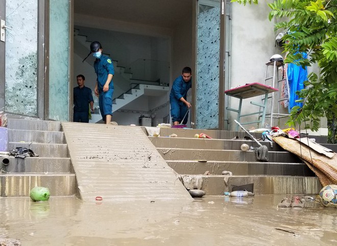 Cận cảnh bùn ùn ùn tràn vào nhà dân ở Đà Nẵng - Ảnh 1.