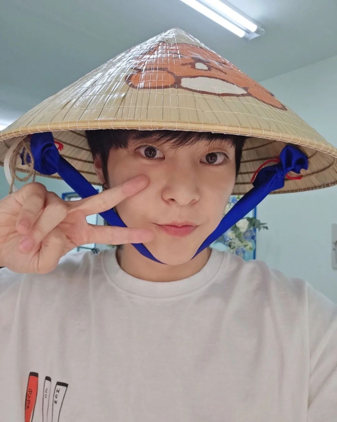 Vừa đến Việt Nam, Xiumin (EXO) đã khoe visual cưng xỉu trong chiếc nón lá fan tặng! - Ảnh 2.