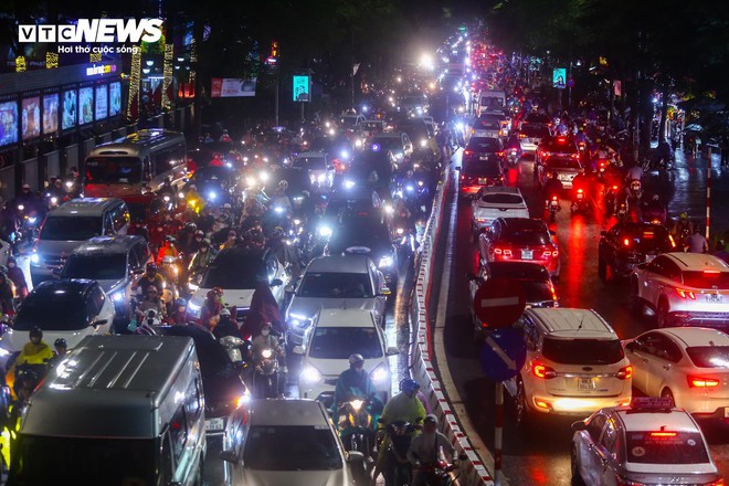Mưa giờ tan tầm, đường phố H&agrave; Nội &ugrave;n tắc kh&ocirc;ng lối tho&aacute;t - Ảnh 4.