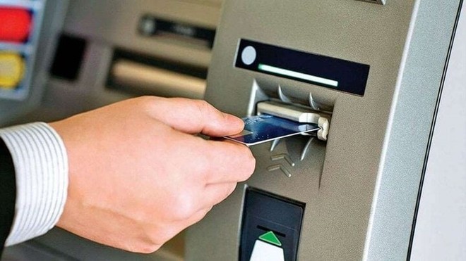 Những lưu ý quan trọng khi rút tiền bằng thẻ ATM - Ảnh 2.