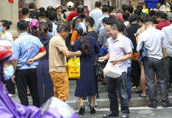Hà Nội: Đi hơn 10km, xếp hàng chờ cả tiếng đồng hồ để mua bánh Trung thu - Ảnh 6.