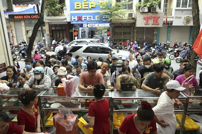 Hà Nội: Đi hơn 10km, xếp hàng chờ cả tiếng đồng hồ để mua bánh Trung thu - Ảnh 3.
