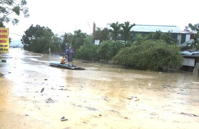 Mưa lớn, hơn 1.000 hộ d&acirc;n v&agrave; nhiều trường học ch&igrave;m trong biển nước - Ảnh 1.