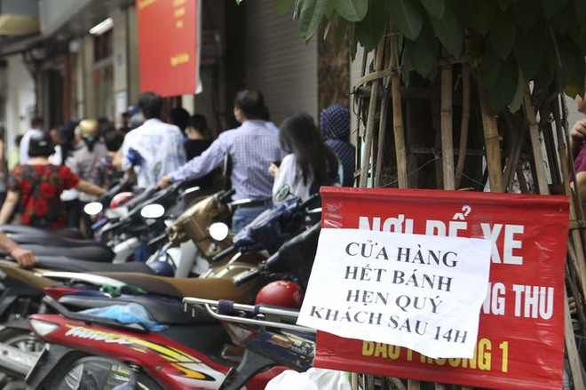 Hà Nội: Đi hơn 10km, xếp hàng chờ cả tiếng đồng hồ để mua bánh Trung thu - Ảnh 13.