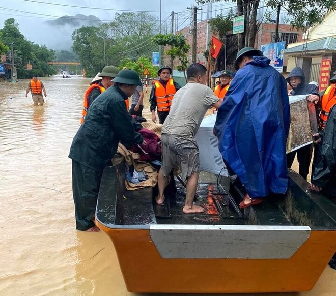 Mưa lớn, hơn 1.000 hộ d&acirc;n v&agrave; nhiều trường học ch&igrave;m trong biển nước - Ảnh 11.