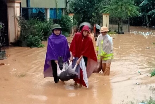 Mưa lớn, hơn 1.000 hộ d&acirc;n v&agrave; nhiều trường học ch&igrave;m trong biển nước - Ảnh 10.