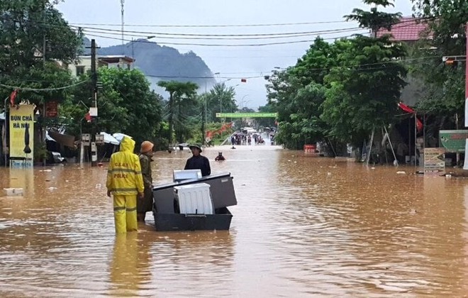 Mưa lớn, hơn 1.000 hộ d&acirc;n v&agrave; nhiều trường học ch&igrave;m trong biển nước - Ảnh 7.