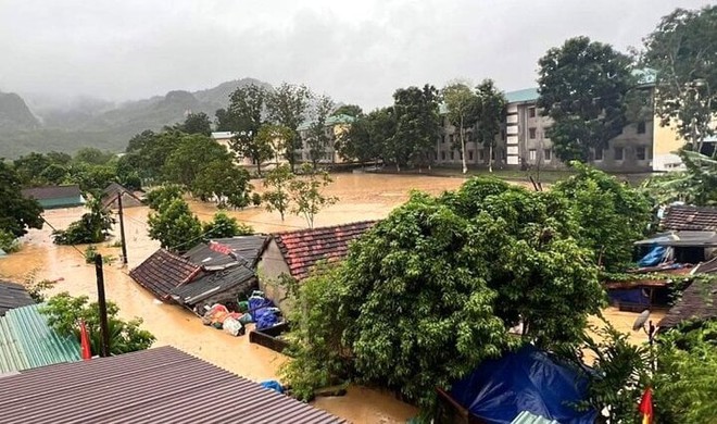 Mưa lớn, hơn 1.000 hộ d&acirc;n v&agrave; nhiều trường học ch&igrave;m trong biển nước - Ảnh 6.