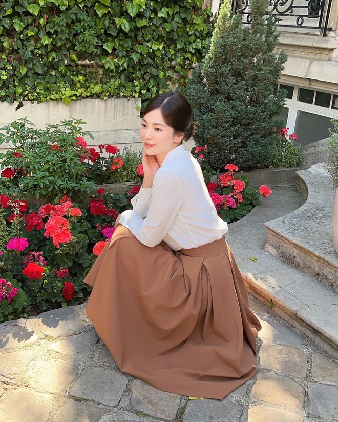 Chị đẹp Song Hye Kyo ở đời thường: Hiếm khi ăn mặc lồng lộn, style sành điệu trẻ trung không thua kém các em gái đôi mươi - Ảnh 5.