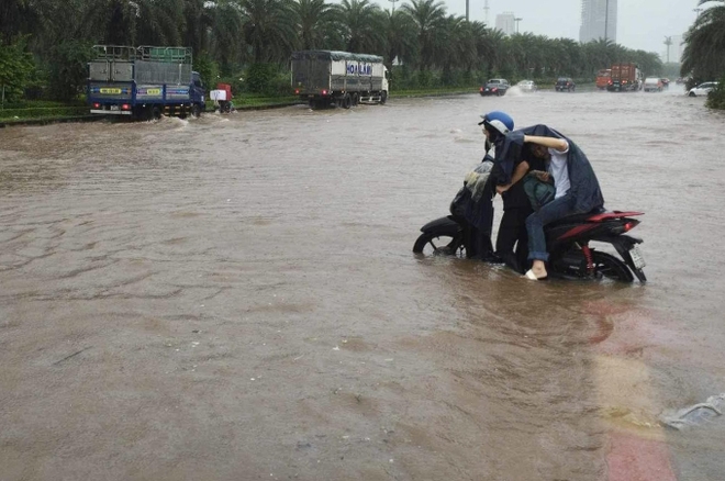 Giao thông nhiều nơi ở Hà Nội tê liệt trong trận mưa lớn: Từ sáng sớm đến trưa vẫn ùn tắc kéo dài - Ảnh 14.
