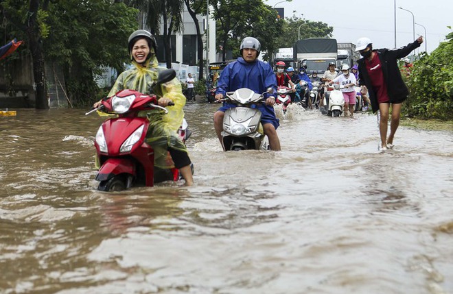 Hà Nội: Đại lộ Thăng Long vẫn ngập như sông, phương tiện chết máy hàng loạt - Ảnh 12.