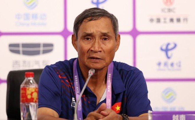 HLV Mai Đức Chung: Đội tuyển nữ Việt Nam mất sức qua nhiều giải đấu - Ảnh 1.