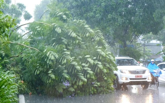 Giao thông nhiều nơi ở Hà Nội tê liệt trong trận mưa lớn: Từ sáng sớm đến trưa vẫn ùn tắc kéo dài - Ảnh 5.
