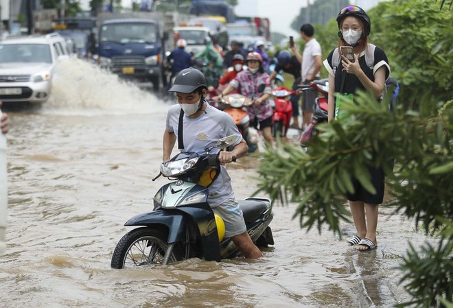 Hà Nội: Đại lộ Thăng Long vẫn ngập như sông, phương tiện chết máy hàng loạt - Ảnh 5.