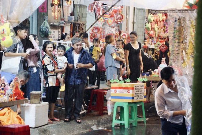 TP.HCM: Hàng trăm người dân đội mưa lớn, chen chân chụp ảnh tại Phố lồng đèn nhân dịp Trung thu - Ảnh 9.