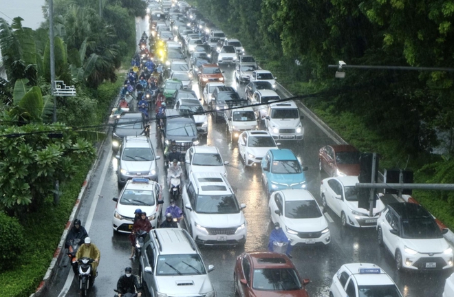 Giao thông nhiều nơi ở Hà Nội tê liệt trong trận mưa lớn: Từ sáng sớm đến trưa vẫn ùn tắc kéo dài - Ảnh 4.