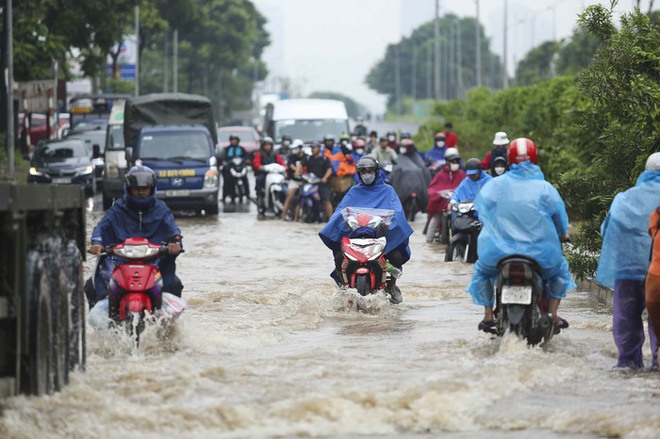 Hà Nội: Đại lộ Thăng Long vẫn ngập như sông, phương tiện chết máy hàng loạt - Ảnh 3.
