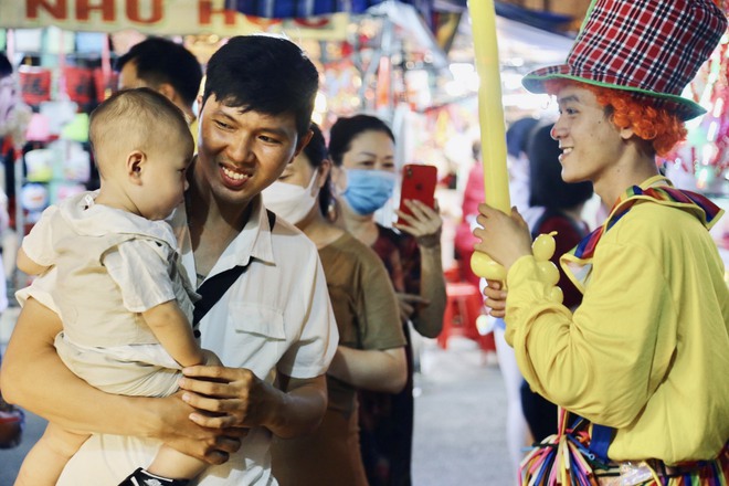 TP.HCM: Hàng trăm người dân đội mưa lớn, chen chân chụp ảnh tại Phố lồng đèn nhân dịp Trung thu - Ảnh 8.