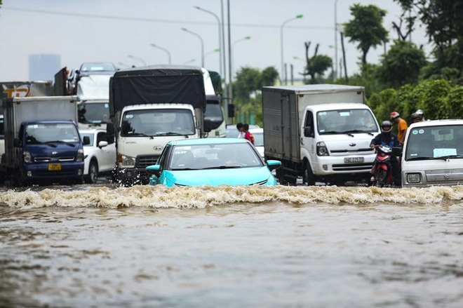 Hà Nội: Đại lộ Thăng Long vẫn ngập như sông, phương tiện chết máy hàng loạt - Ảnh 2.