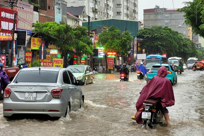 Hà Nội: Mưa xối xả khiến nhiều tuyến phố ngập thành sông, người dân chật vật di chuyển - Ảnh 5.