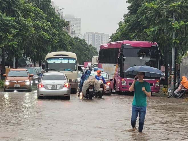Giao thông nhiều nơi ở Hà Nội tê liệt trong trận mưa lớn: Từ sáng sớm đến trưa vẫn ùn tắc kéo dài - Ảnh 13.
