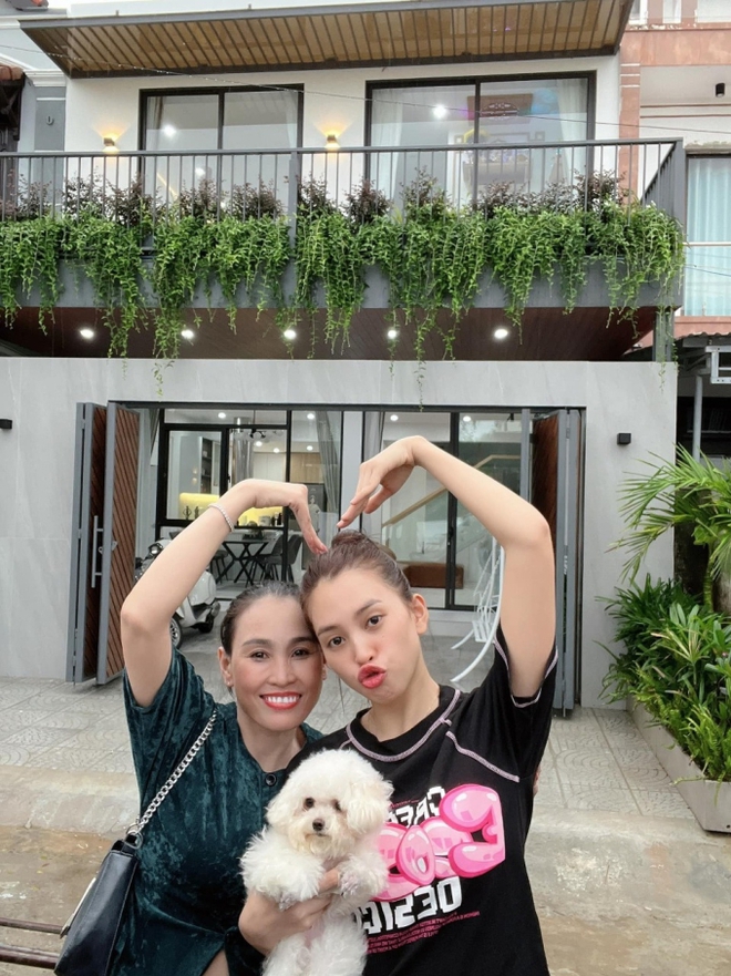 &ldquo;D&igrave; Dung&rdquo; đi t&acirc;n gia nh&agrave; mới của Tiểu Vy ở Quảng Nam, thốt l&ecirc;n 1 c&acirc;u khi đến ph&ograve;ng ngủ hướng ra ban c&ocirc;ng xanh mướt - Ảnh 8.