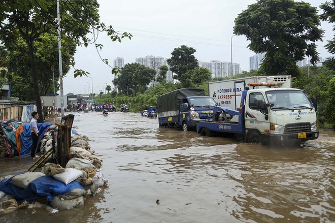 Hà Nội: Đại lộ Thăng Long vẫn ngập như sông, phương tiện chết máy hàng loạt - Ảnh 11.