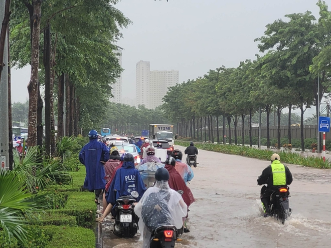 Giao thông nhiều nơi ở Hà Nội tê liệt trong trận mưa lớn: Từ sáng sớm đến trưa vẫn ùn tắc kéo dài - Ảnh 12.