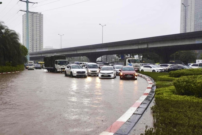 Giao thông nhiều nơi ở Hà Nội tê liệt trong trận mưa lớn: Từ sáng sớm đến trưa vẫn ùn tắc kéo dài - Ảnh 10.