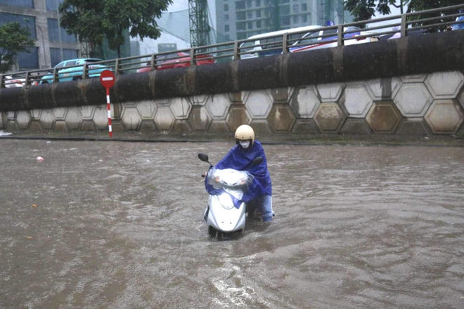 Giao thông nhiều nơi ở Hà Nội tê liệt trong trận mưa lớn: Từ sáng sớm đến trưa vẫn ùn tắc kéo dài - Ảnh 9.
