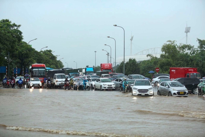 Giao thông nhiều nơi ở Hà Nội tê liệt trong trận mưa lớn: Từ sáng sớm đến trưa vẫn ùn tắc kéo dài - Ảnh 8.
