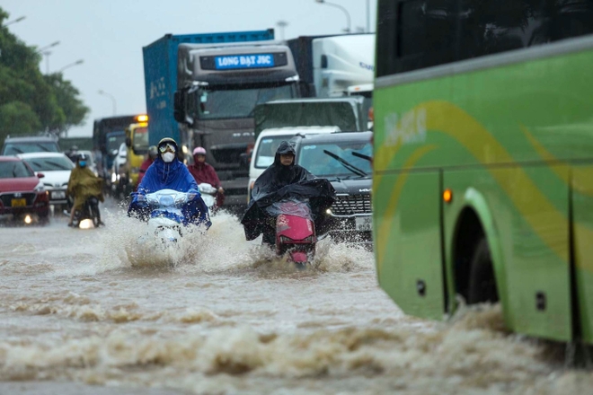 Giao thông nhiều nơi ở Hà Nội tê liệt trong trận mưa lớn: Từ sáng sớm đến trưa vẫn ùn tắc kéo dài - Ảnh 7.