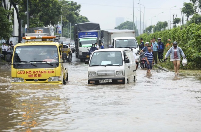 Hà Nội: Đại lộ Thăng Long vẫn ngập như sông, phương tiện chết máy hàng loạt - Ảnh 7.