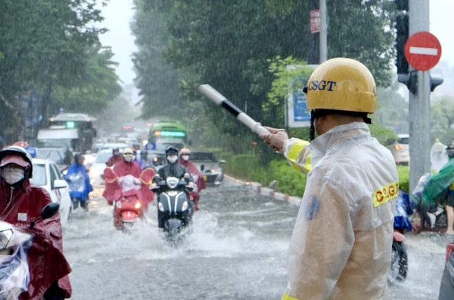 Giao thông nhiều nơi ở Hà Nội tê liệt trong trận mưa lớn: Từ sáng sớm đến trưa vẫn ùn tắc kéo dài - Ảnh 6.