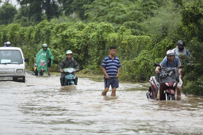 Hà Nội: Đại lộ Thăng Long vẫn ngập như sông, phương tiện chết máy hàng loạt - Ảnh 6.