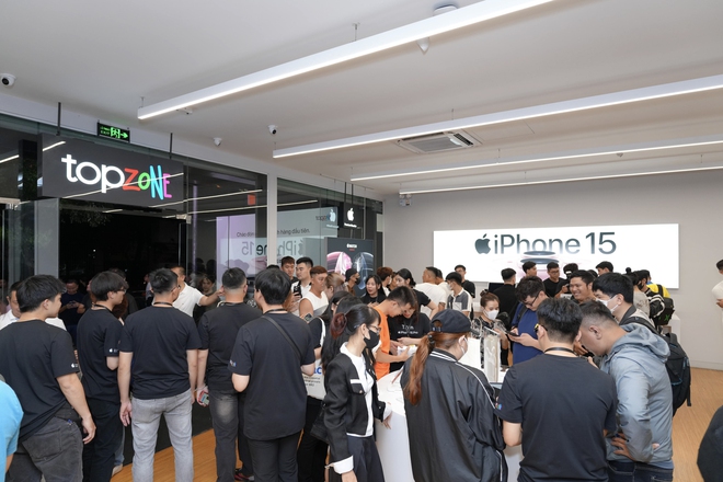 iPhone 15 chính thức mở bán tại Việt Nam, hàng nghìn người Việt nhận máy trong đêm - Ảnh 1.