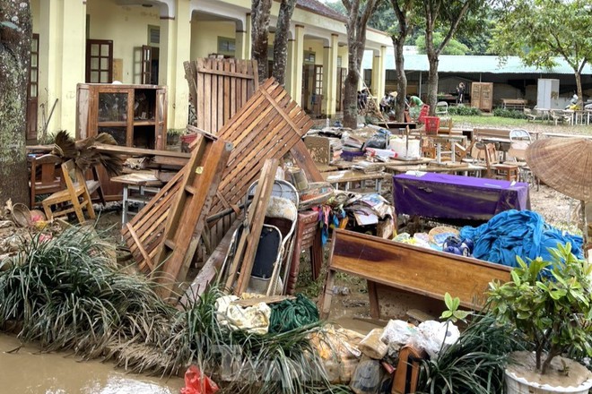 Sau lũ, gi&aacute;o vi&ecirc;n c&agrave;o b&ugrave;n nh&atilde;o nhoẹt t&igrave;m s&aacute;ch vở cho tr&ograve; - Ảnh 10.