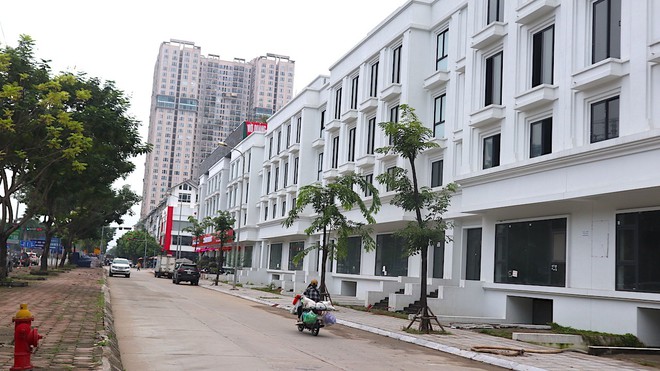 Sau mưa lớn, người d&acirc;n ở khu biệt thự triệu đ&ocirc; vẫn phải lội nước vớt đồ - Ảnh 12.