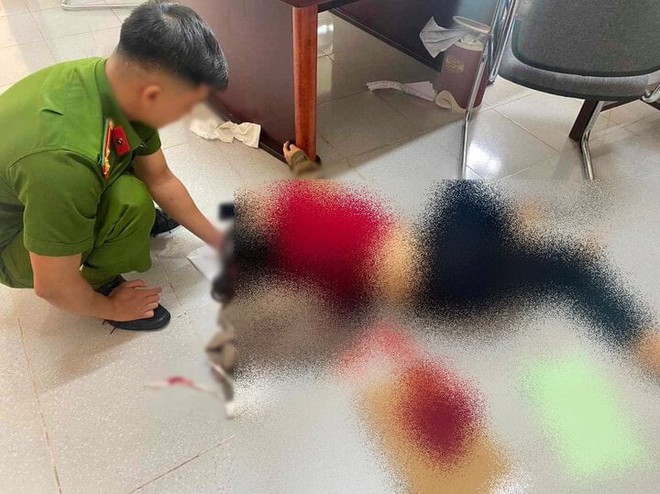 Đến t&ograve;a để h&ograve;a giải ly h&ocirc;n, chồng đ&acirc;m vợ trọng thương - Ảnh 1.