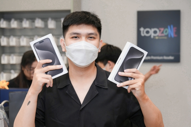 iPhone 15 chính thức mở bán tại Việt Nam, hàng nghìn người Việt nhận máy trong đêm - Ảnh 6.