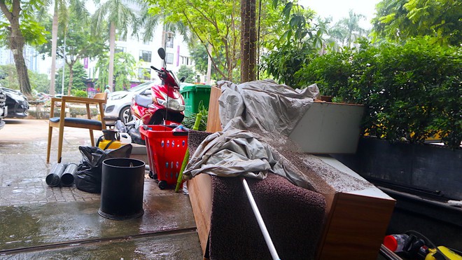 Sau mưa lớn, người d&acirc;n ở khu biệt thự triệu đ&ocirc; vẫn phải lội nước vớt đồ - Ảnh 2.