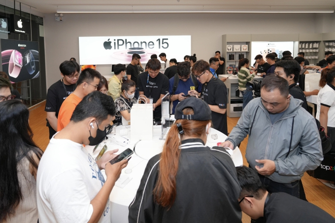 iPhone 15 chính thức mở bán tại Việt Nam, hàng nghìn người Việt nhận máy trong đêm - Ảnh 4.