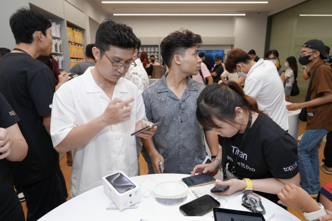 iPhone 15 chính thức mở bán tại Việt Nam, hàng nghìn người Việt nhận máy trong đêm - Ảnh 3.