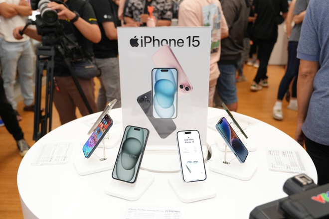 iPhone 15 chính thức mở bán tại Việt Nam, hàng nghìn người Việt nhận máy trong đêm - Ảnh 14.