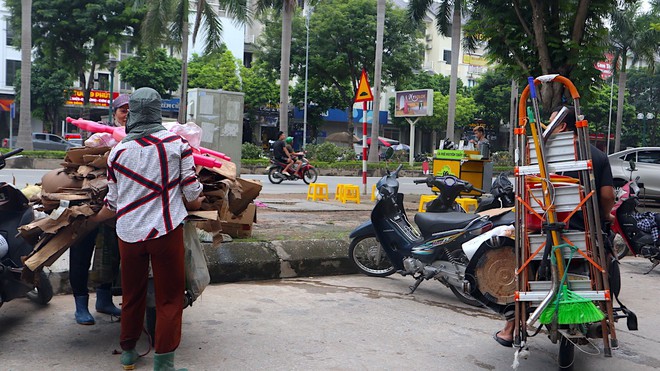 Sau mưa lớn, người d&acirc;n ở khu biệt thự triệu đ&ocirc; vẫn phải lội nước vớt đồ - Ảnh 11.