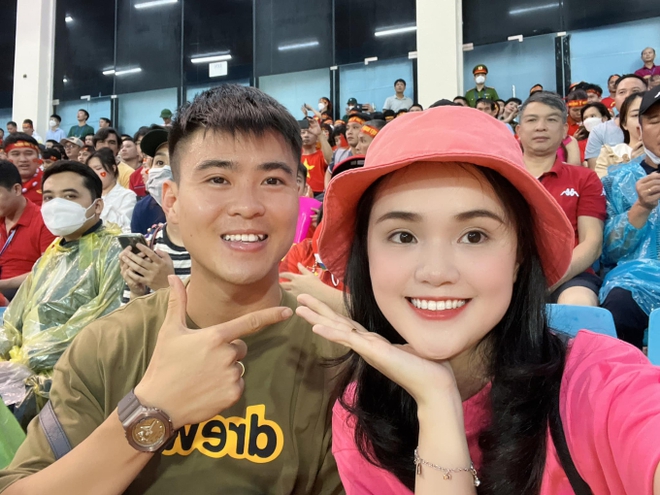 Chịu chơi như Duy Mạnh, chi gần 50 triệu mua iphone 15 Pro Max tặng Quỳnh Anh nh&acirc;n dịp trung thu - Ảnh 2.